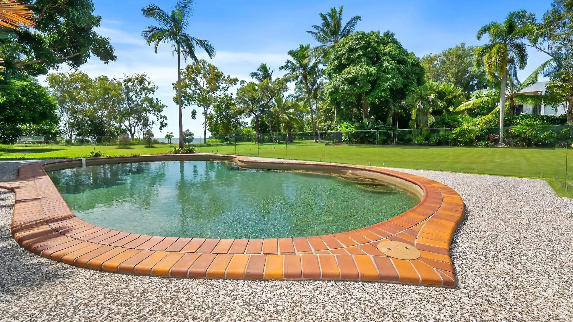 Da White Beachfront House Near Palm Cove Kewarra Beach Holiday home