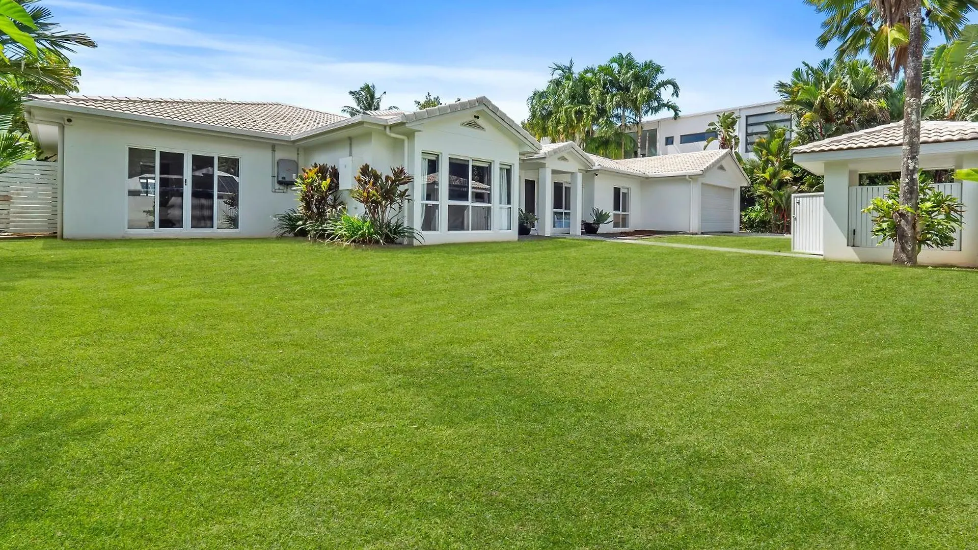 Holiday home Da White Beachfront House Near Palm Cove Kewarra Beach