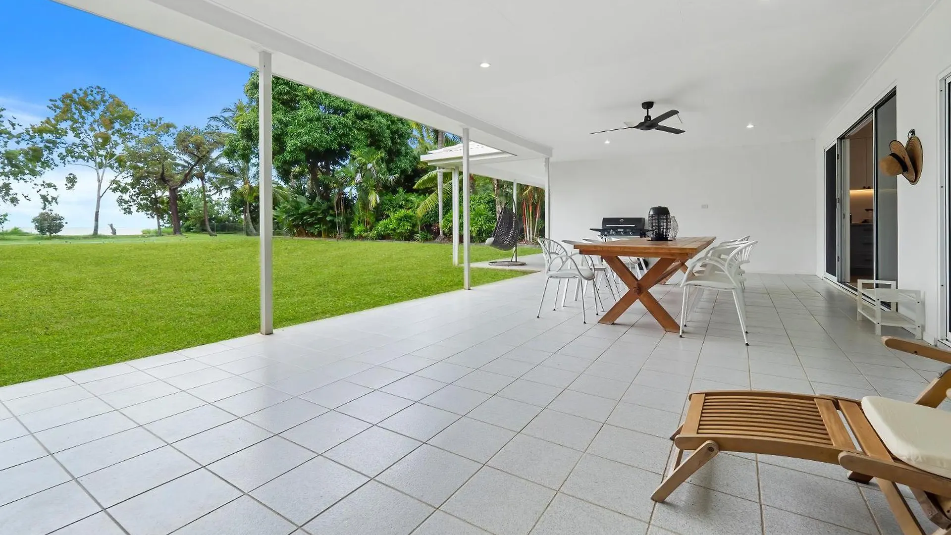 Da White Beachfront House Near Palm Cove Kewarra Beach Holiday home