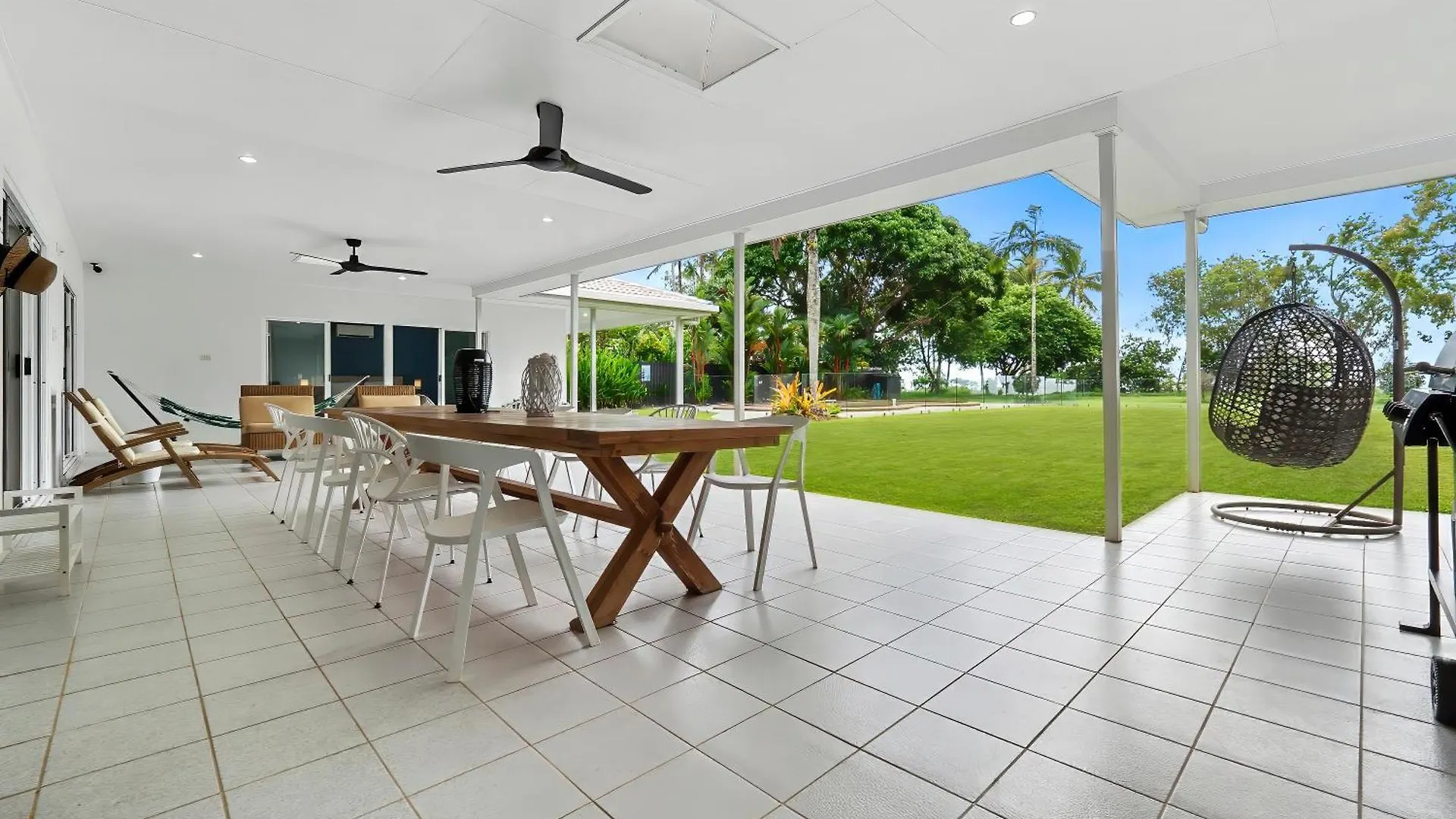 Holiday home Da White Beachfront House Near Palm Cove Kewarra Beach Australia