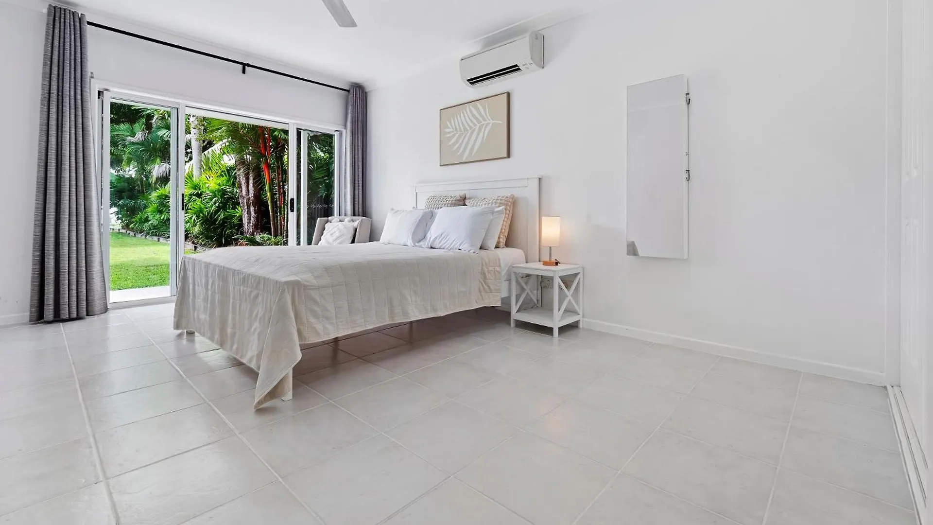 Da White Beachfront House Near Palm Cove Kewarra Beach Australia