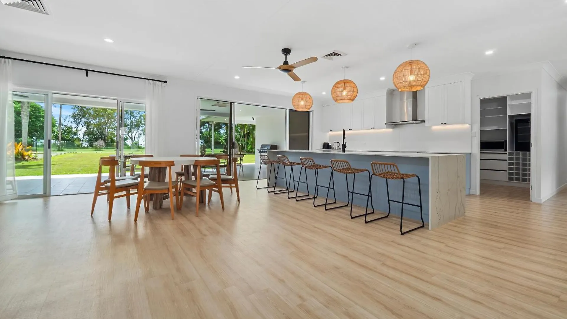 Holiday home Da White Beachfront House Near Palm Cove Kewarra Beach