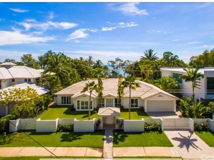 Holiday home Da White Beachfront House Near Palm Cove Kewarra Beach