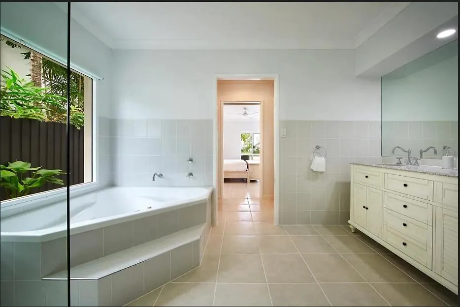 Da White Beachfront House Near Palm Cove Kewarra Beach Holiday home