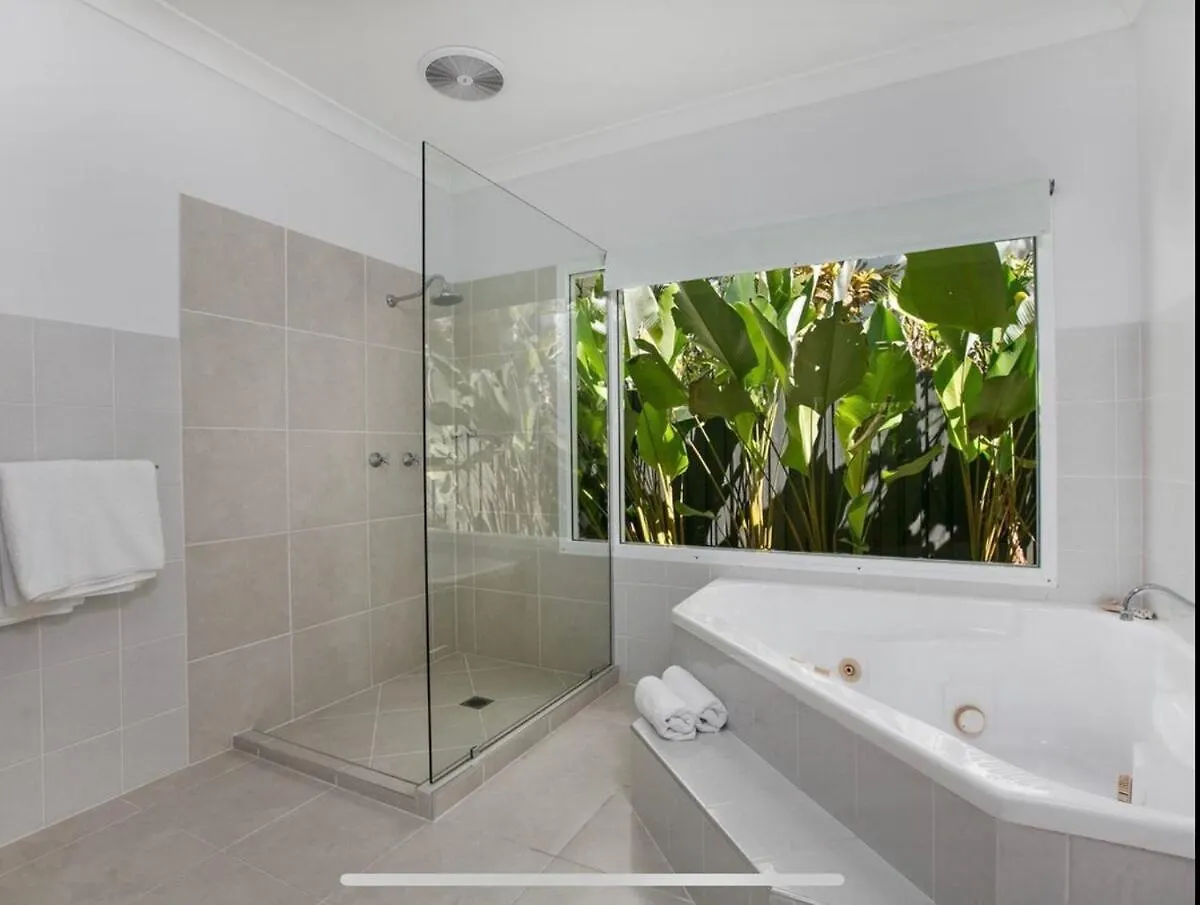 Holiday home Da White Beachfront House Near Palm Cove Kewarra Beach