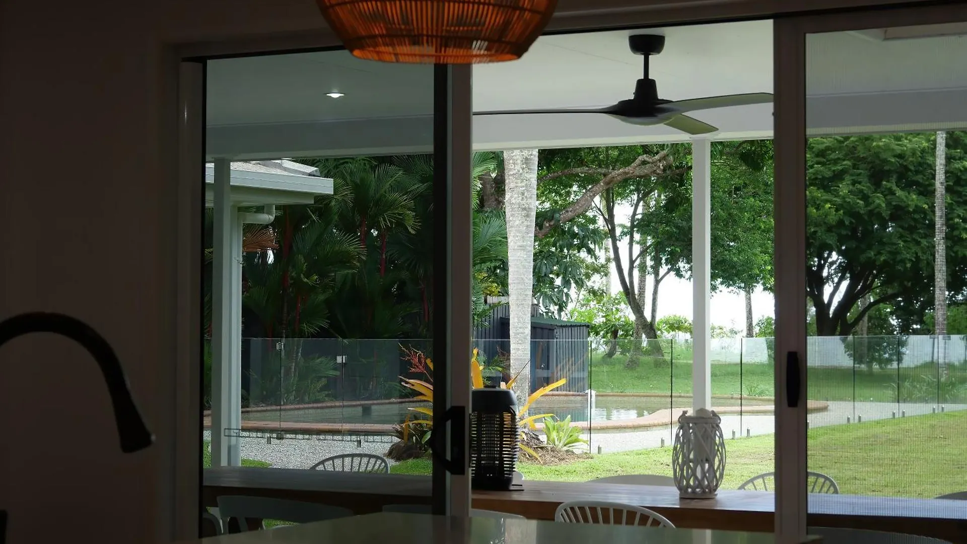 Da White Beachfront House Near Palm Cove Kewarra Beach Holiday home