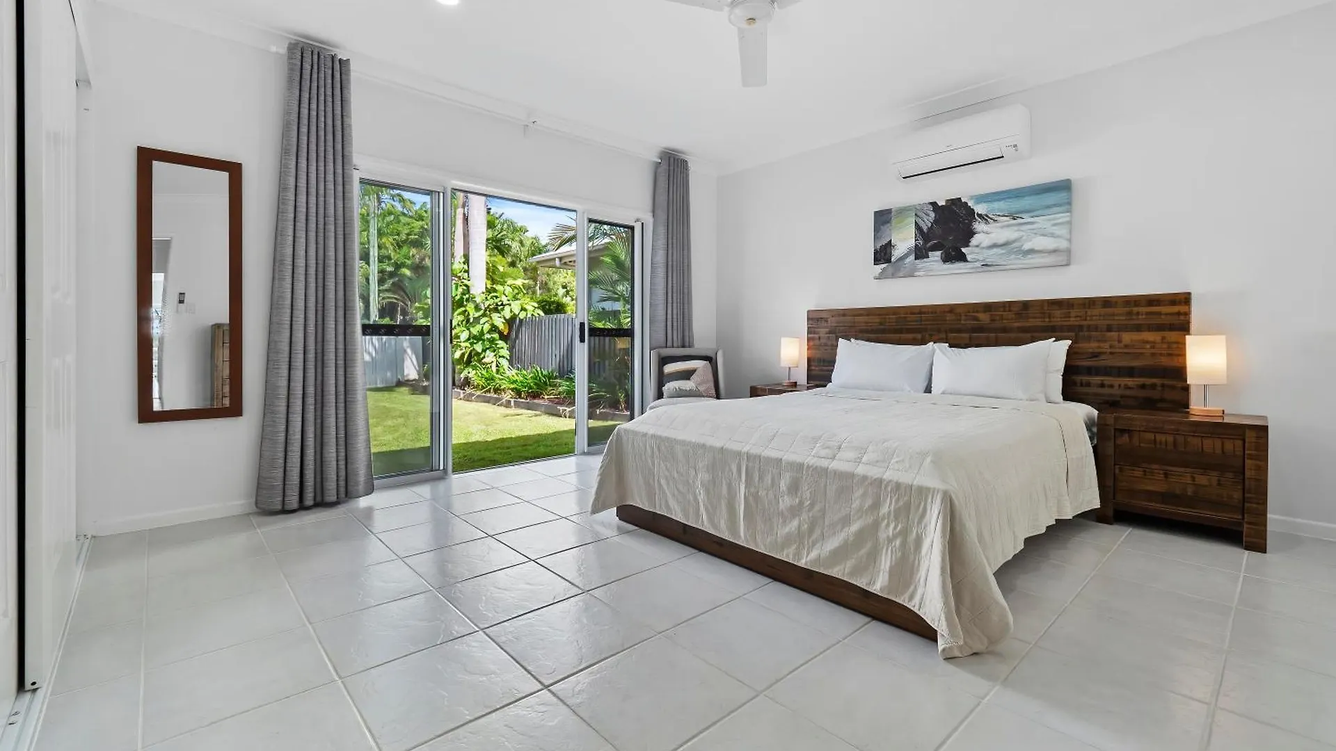 Holiday home Da White Beachfront House Near Palm Cove Kewarra Beach