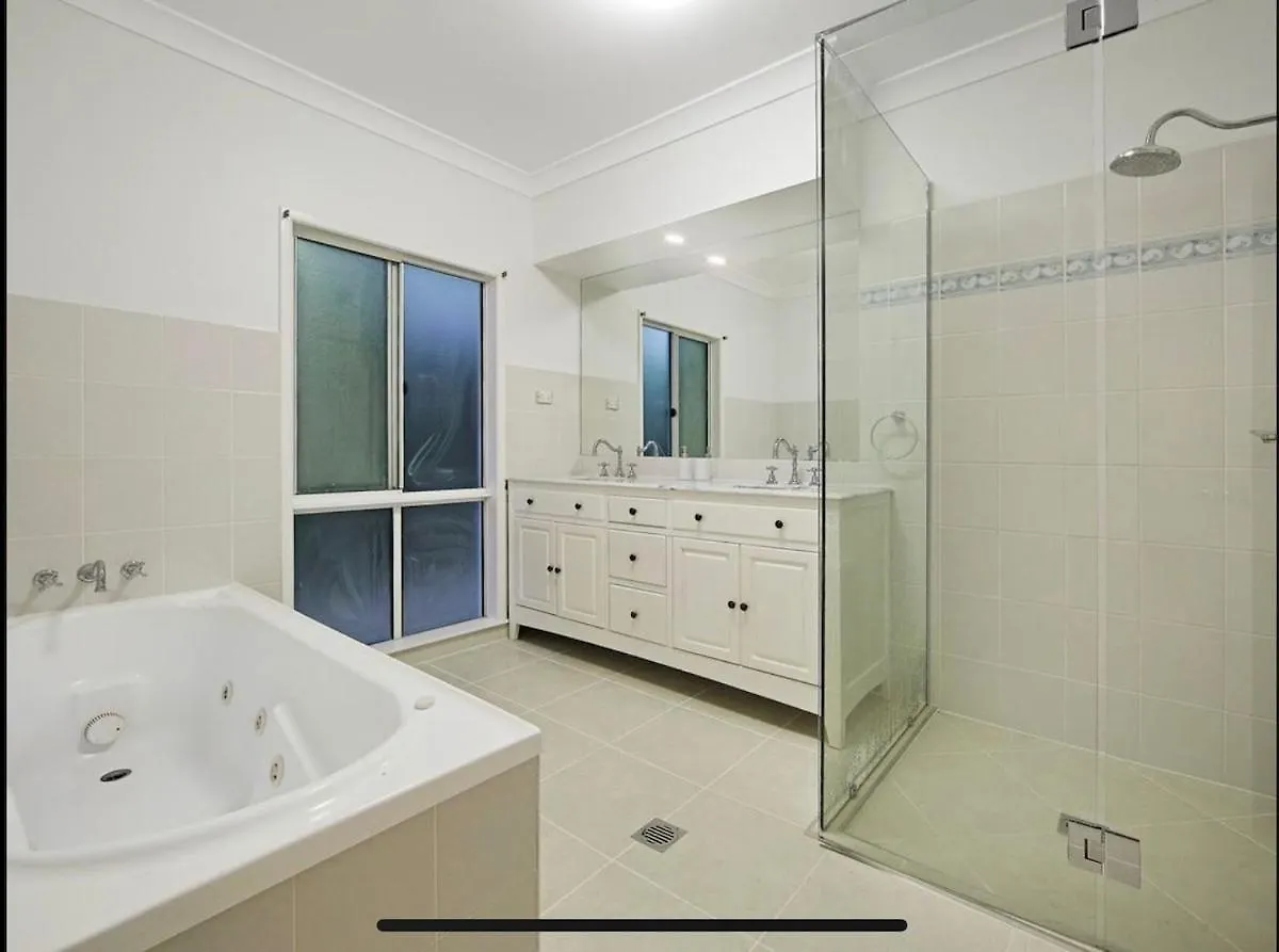 Da White Beachfront House Near Palm Cove Kewarra Beach Holiday home